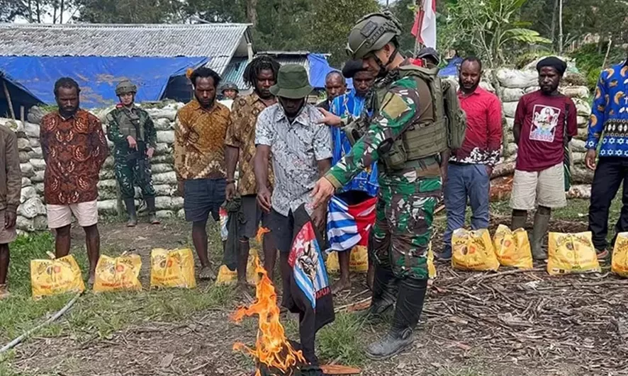 Lima orang anggota OPM pimpinan Joni Botak di Kampung Jampul, Distrik Beoga Barat, Kabupaten Puncak, Papua Tengah mengucapkan ikrar kembali ke NKRI. (Dok. Kodam XV/Pattimura)