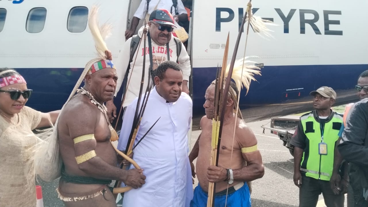 Kedatangan Pastor RD. Charles Singpanki, Pr, di Bandara Oksibil, pada Selasa, 6 Januari 2026.