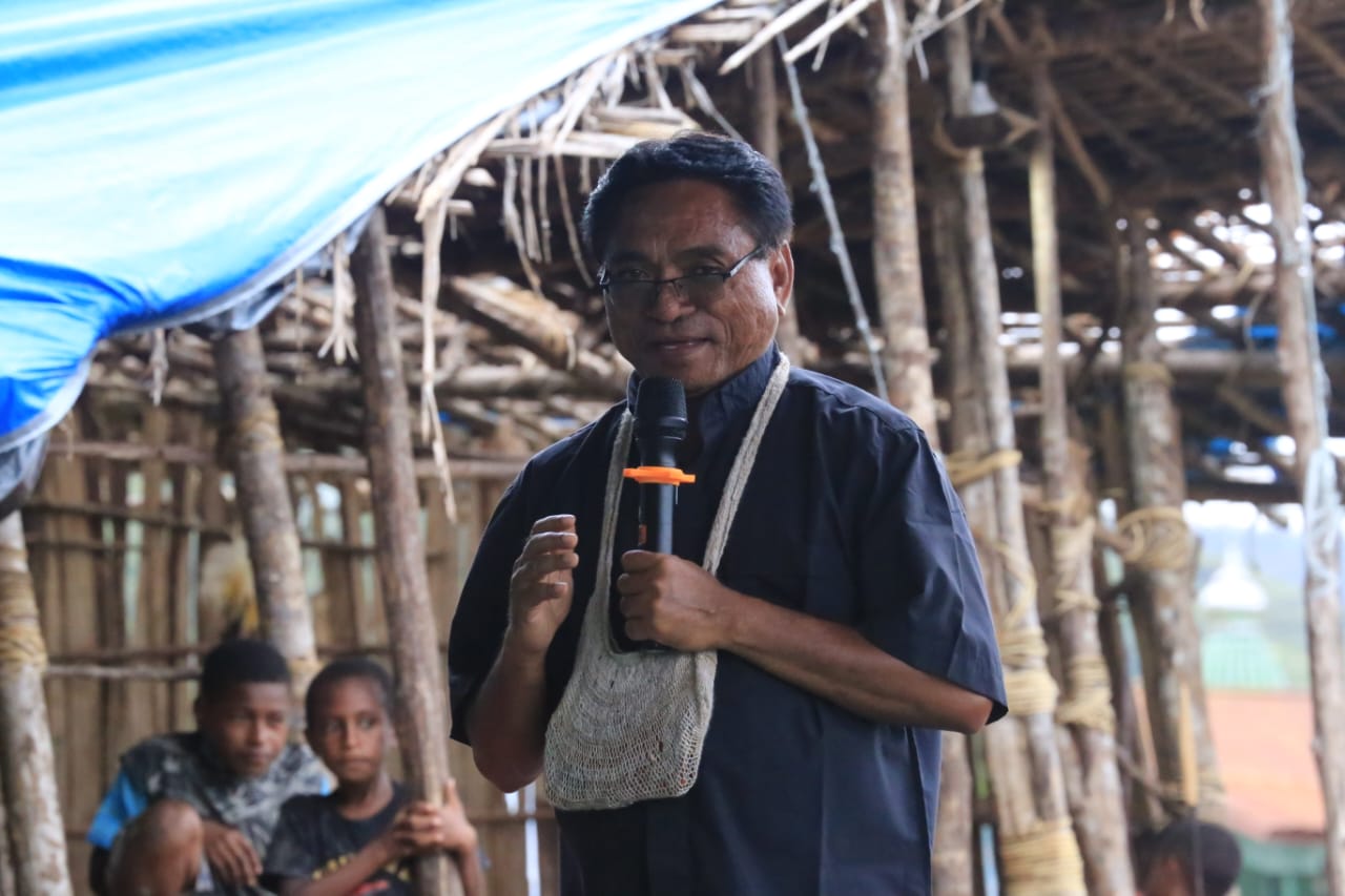 Pastor Dekan Pegunungan Bintang, Romo Yulius Dainang, Pr.