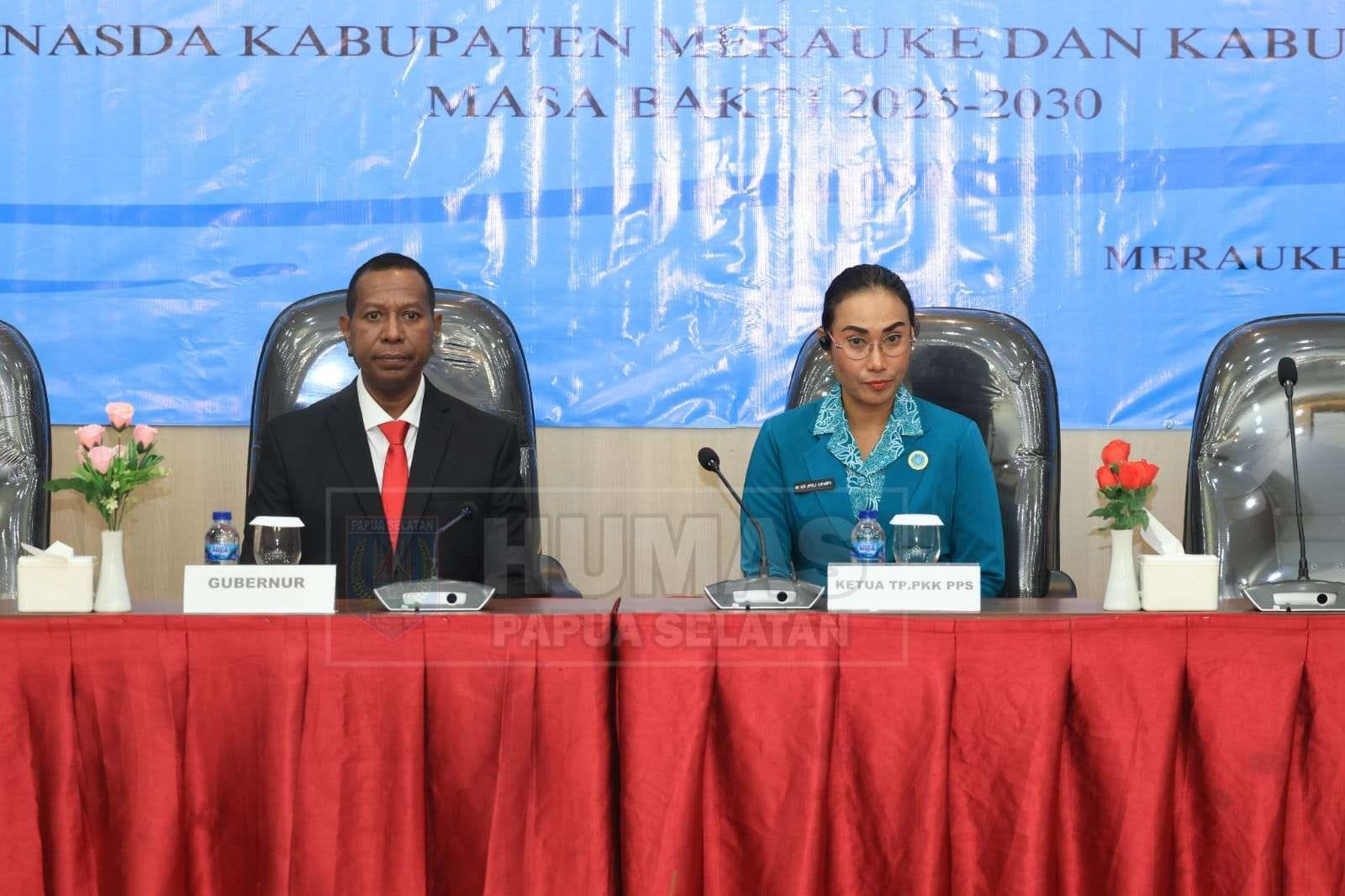 Gubernur Papua Selatan Apolo Safanpo bersama Ketua TP PKK Papua Selatan Ade Irma dalam satu acara di tahun 2025. Foto : Dokumen Humas PPS.