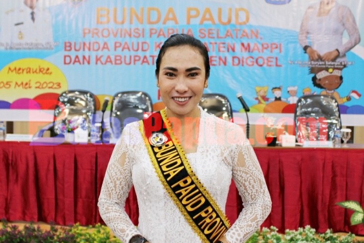 Dok. Ade Irma Suryany Safanpo saat resmi menyandang predikat Bunda Pendidikan Anak Usia Dini (PAUD) Provinsi Papua Selatan setelah dikukuhkan oleh Pj Gubernur Papua Selatan di Hotel Halogen Merauke, Jum’at (5/5/23).