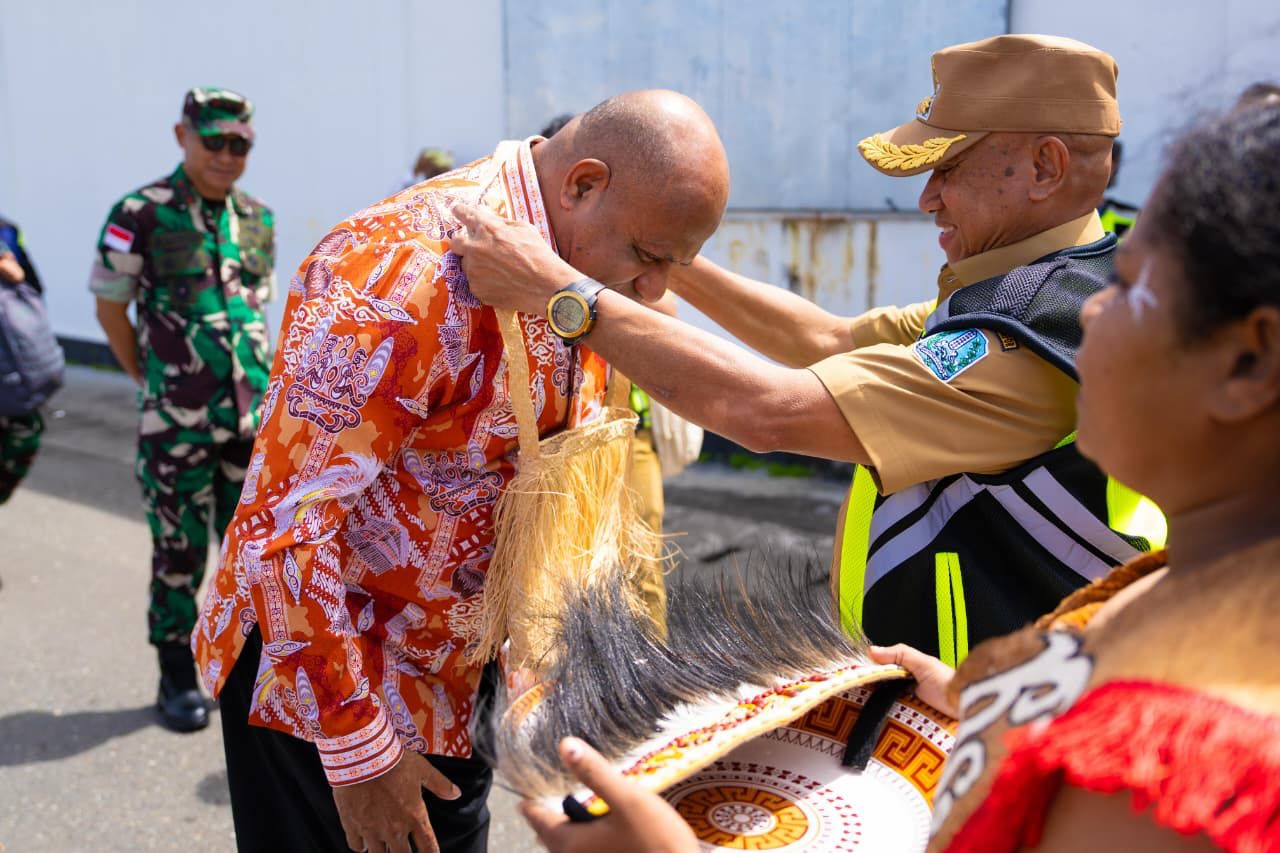 Gubernur Papua, Matius D. Fakhiri, di Kabupaten Biak. Foto: Istimewa