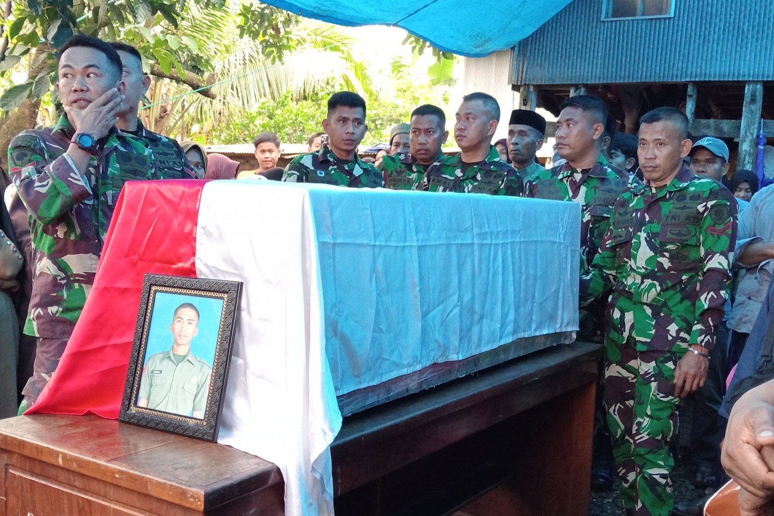Jenazah Serda Hamdani saat tiba di rumah duka di Desa Pucak, Kecamatan Tompobulu, Kabupaten Maros.