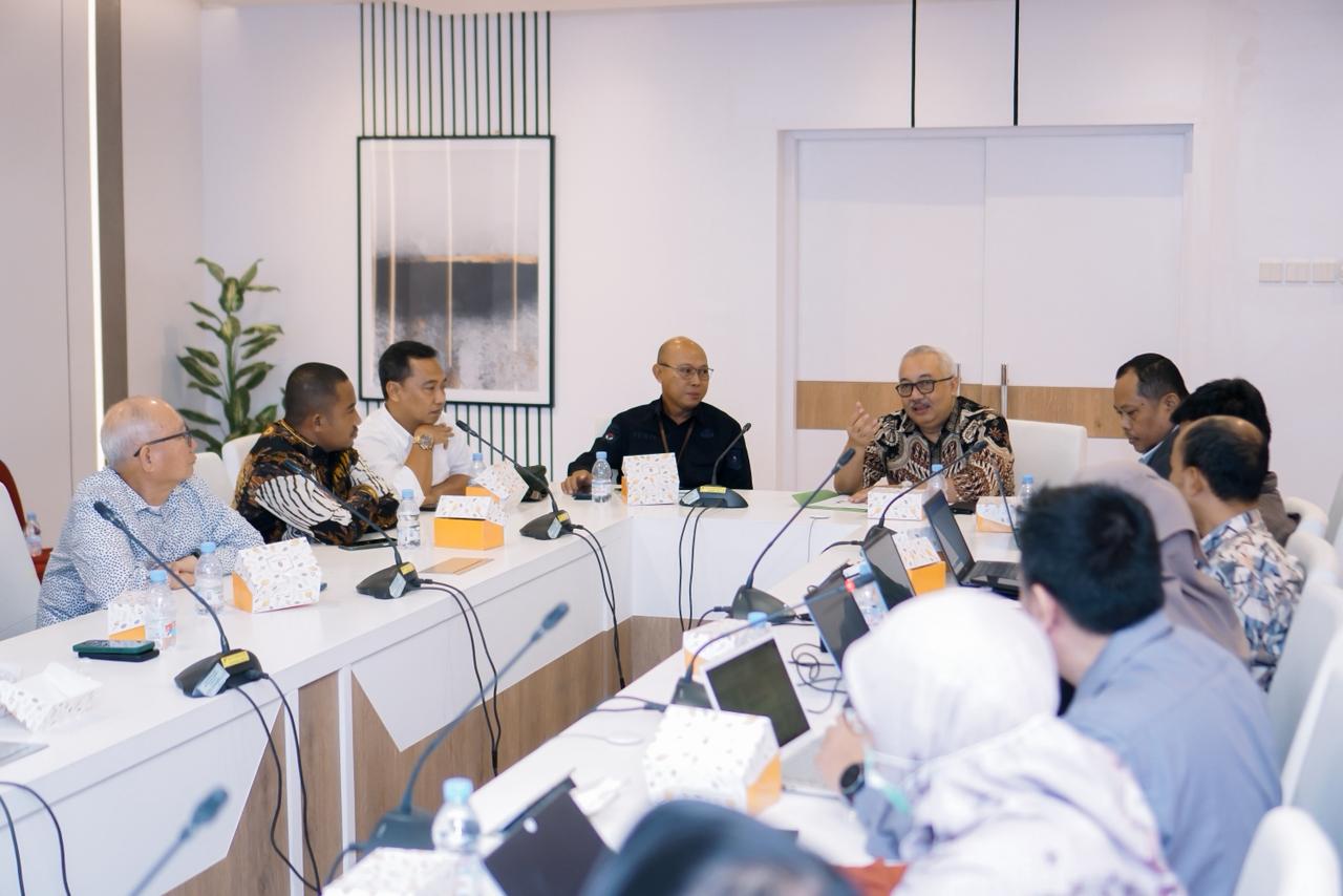 Kadis Kominfo Papua Selatan Nugroho Asrianto, mewakili Gub Papsel bersama Stafsus Gub Bidang Komunikasi dan Politik, Ali, melakukam Audiensi dengan Kementrian Komdigi di Jakarta, Kamis (12/2/2026). Foto: Istimewa