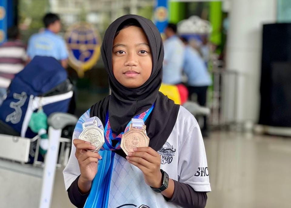 Adzkiya Shofwa Naafi’a suskes raih Dua medali Perak di ajang Anging Mammiri Championship Seri 3 yang berlangsung di Kolam Renang Universitas Hasanuddin, Makassar, pada 5–7 Februari 2026. Foto : Istimewa.