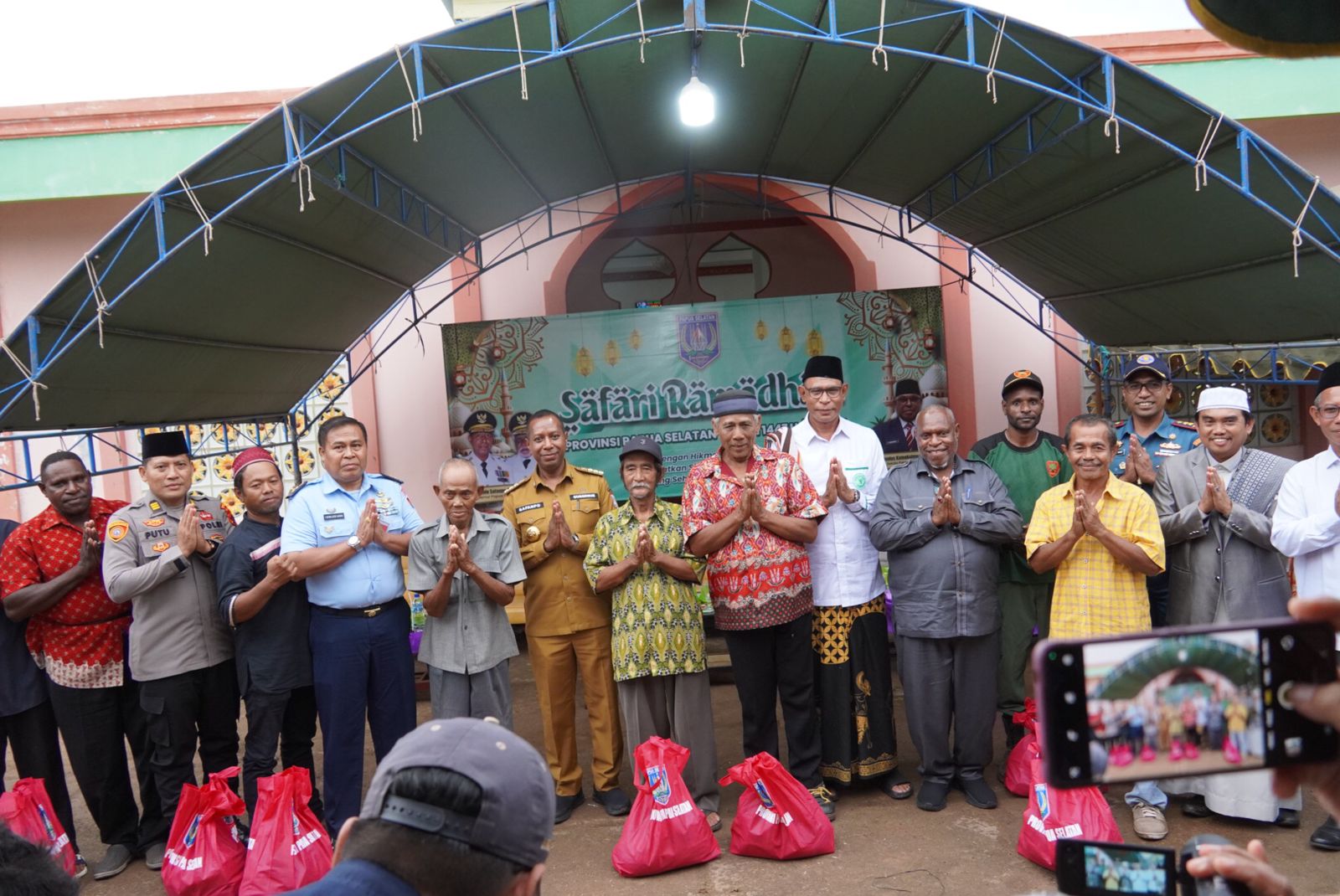 Penyaluran bantuan sembako kepada masyarakat di Masjid Miftahul Huda, Kampung Suka Maju, Distrik Malind, Kabupaten Merauke, Selasa (24/2/2026).
