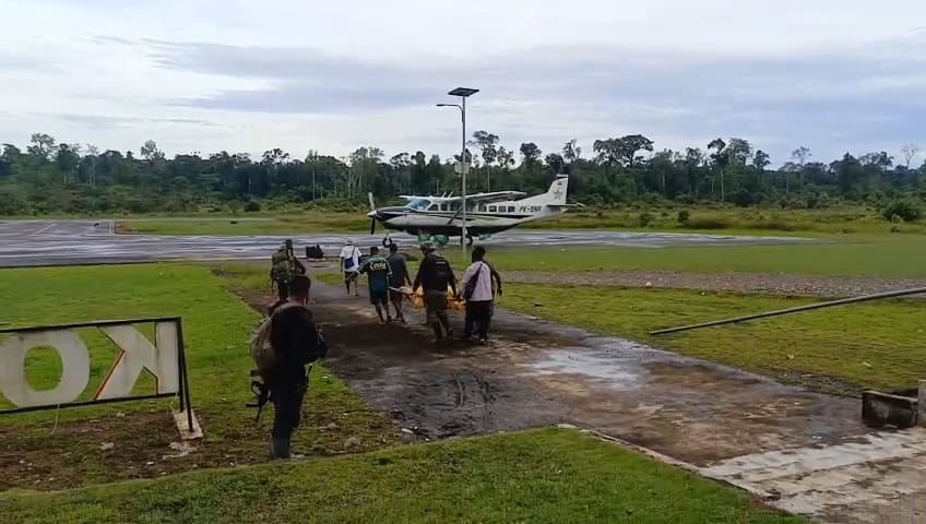 Dua jenazah pilot Smart Air yang jadi korban penembakan KKB berhasil dievakuasi dan diterbangkan menuju Timika. Foto: Istimewa.