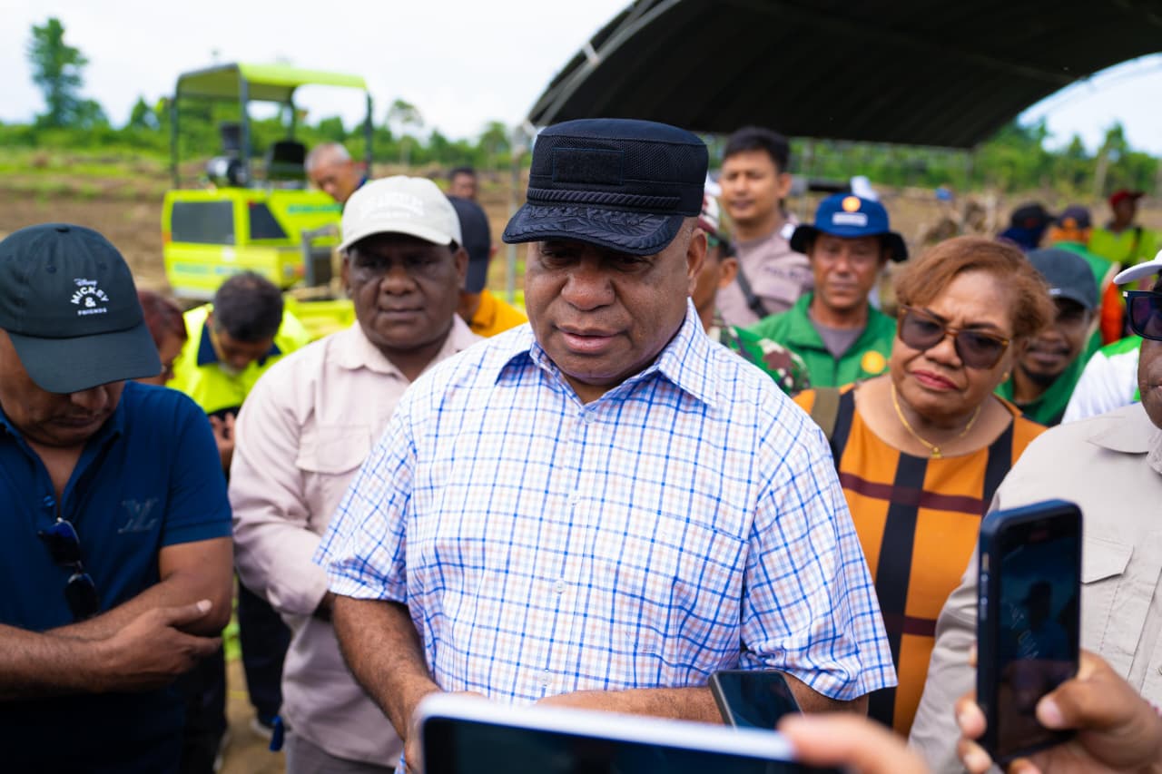 Gubernur Papua, Matius D. Fakhiri, meninjau langsung lokasi penanaman padi dan pengembangan cetak sawah di kawasan Arso Swakarsa, Kabupaten Keerom, seluas 13.200. Foto: Istimewa