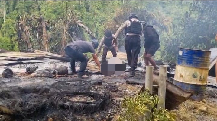 Proses evakuasi salah satu korban yang hangus terbakar di Pos keamanan PT Kristalin Eka Lestari di Kampung Lagari 2, Distrik Makimi, Kabupaten Nabire, Papua Tengah. Foto : Istimewa.