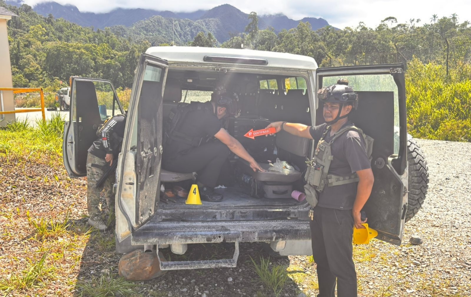 Satgas Operasi Damai Cartenz (ODC) melakukan olah tempat kejadian perkara (TKP) terkait insiden penembakan yang terjadi di Mile 50, Tembagapura, Kabupaten Mimika, Papua Tengah. Foto: Istimewa