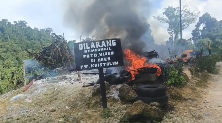 Pos keamanan milik perusahaan tambang emas PT Kristalin Ekalestari tampak rata dengan tanah usai dibakar KKB Aibon Kogoya. Foto: Istimewa.