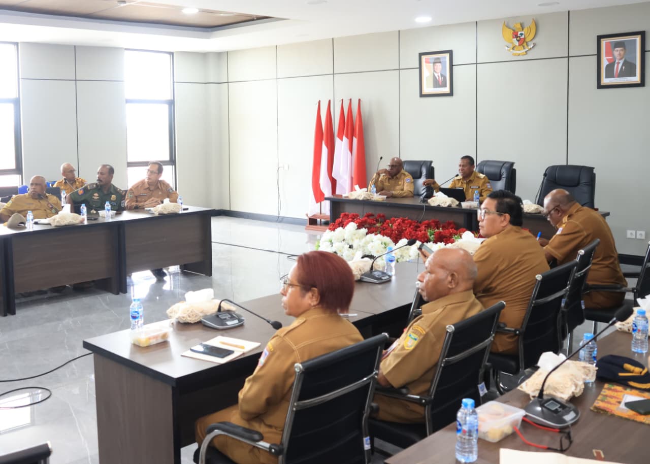 Gubernur Apolo Safanpo saat rapat koordinasi bersama para kepala Organisasi Perangkat Daerah (OPD) di ruang rapat Kantor Gubernur Papua Selatan, Merauke, Senin (23/2/2026).