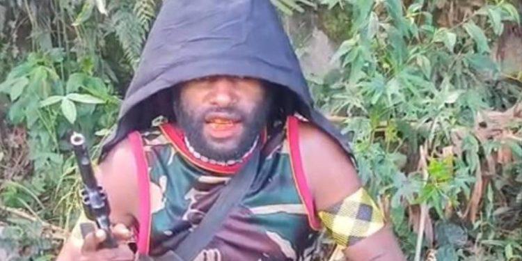 Di tengah penyelidikan aparat, muncul video pernyataan sikap dari Tendison Enumbi alias Kendison. Dalam video tersebut, Kendison tampak memegang senjata api jenis revolver jenis senjata yang sama dengan keterangan korban mengenai alat yang digunakan pelaku di lapangan. Foto: Tangkapan Layar