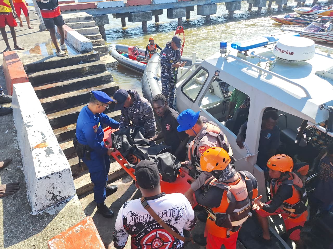 Tim SAR Gabungan melakukan evakuasi bocah tiga tahun yang tenggelam di sungai Ewer, Asmat. Foto: Humas SAR Timika.