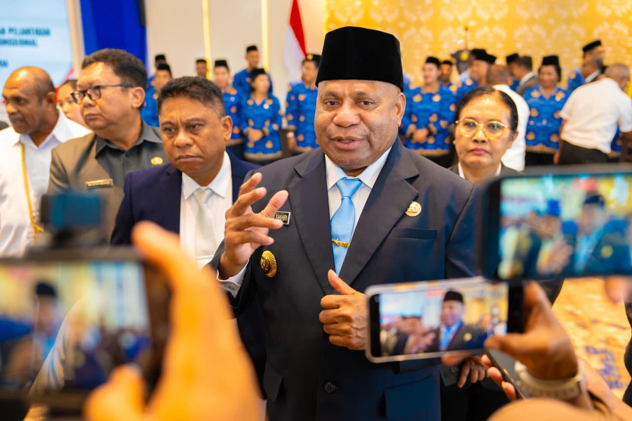 Gubernur Papua, Mathius D. Fakhiri memberikan keterangan pers kepada awak media, usai melantik 36 pejabat struktural dan fungsional di lingkungan Pemerintah Provinsi Papua, Rabu (18/2/2026).