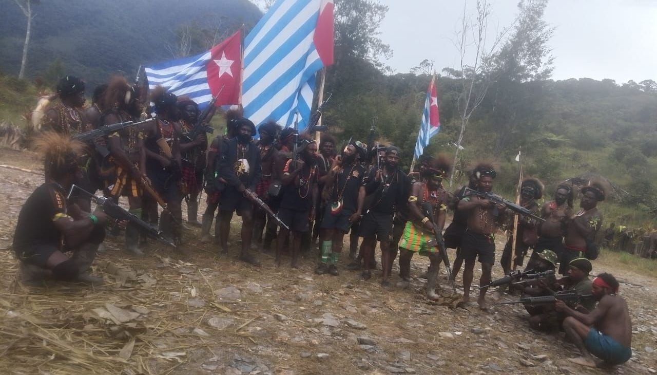 [Tangkapan Layar Video Viral] Komandan operasi umum Tentara Pembebasan Nasional Papua Barat (TPNPB), Mayor Jenderal Lekagak Telenggen bersama pasukannya usai upacara militer di markas besar TPNPB, Kamis (19/2/2026).