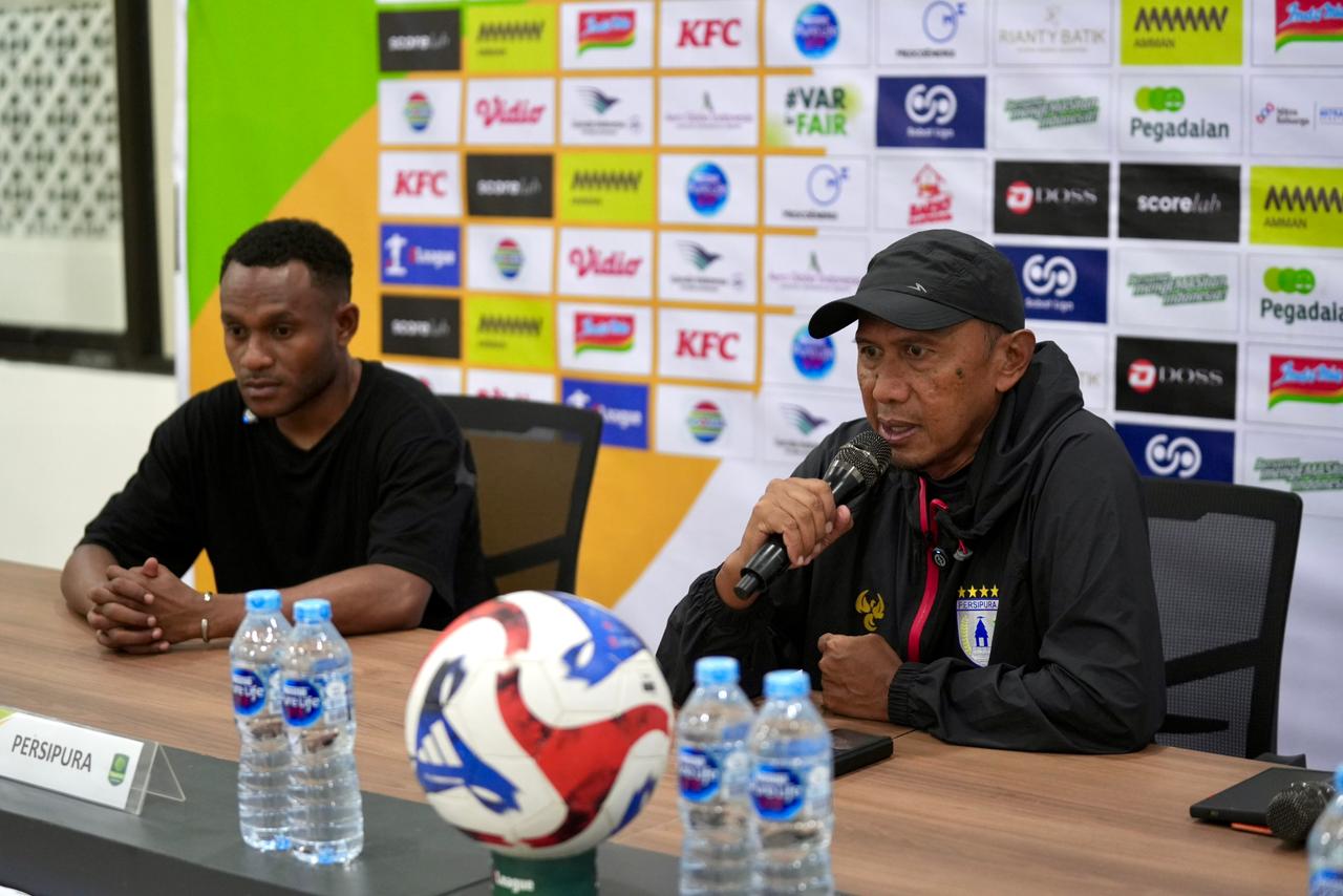 Pelatih Persipura, Rahmad Darmawan bersama gelandang Persipura, Gunansar Mandowen saat konferensi pers jelang laga, Jumat (20/02/2026) sore.