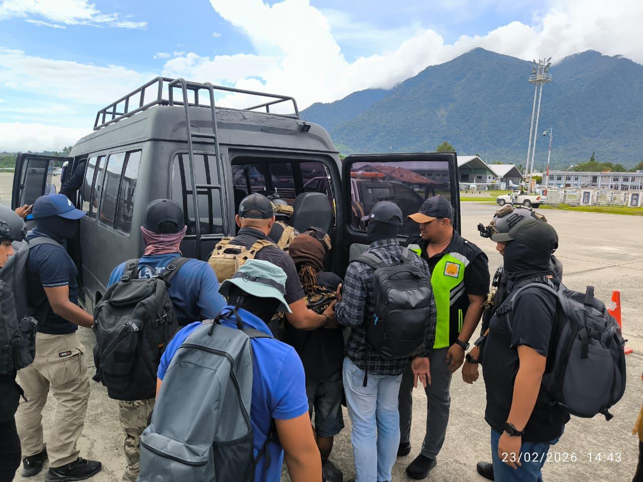 Satgas Operasi Damai Cartenz 2026 memindahkan tiga tersangka kelompok kriminal bersenjata (KKB) wilayah Yahukimo ke Jayapura pada Senin, 23 Februari 2026.