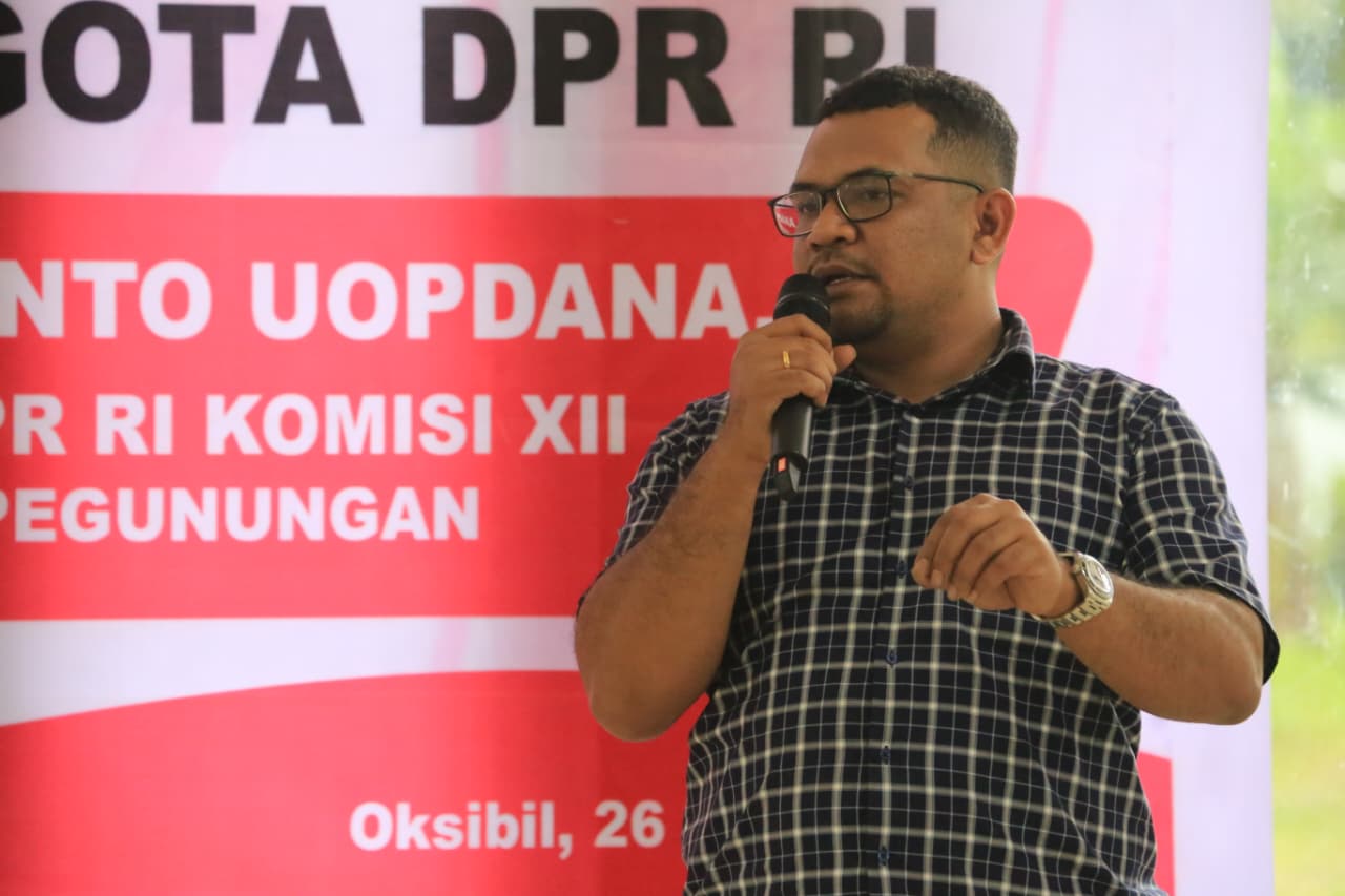 Anggota DPR RI Komisi XII, Arif Riyanto Uopdna, saat menyampaikan komitmen pembangunan PLTA 2 Mega Watt dalam kunjungan reses di Oksibil, Pegunungan Bintang, Kamis (26/2/2026).