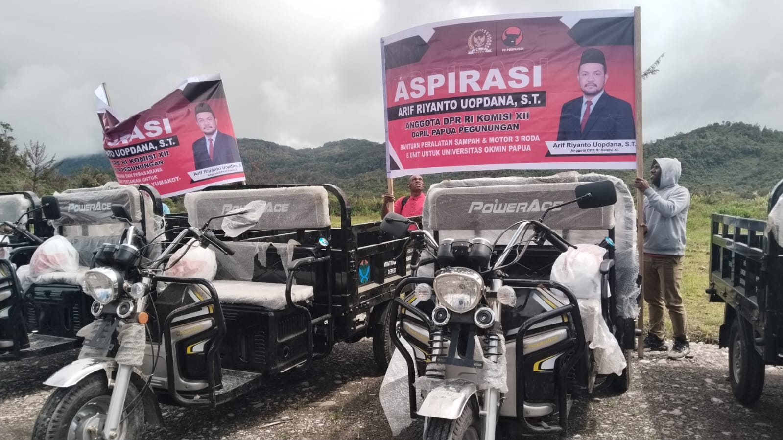 Anggota Komisi XII DPR RI Arif Riyanto Uopdna, ST, menyerahkan secara simbolis bantuan peralatan pengelolaan sampah, delapan unit motor roda tiga, dan alat pertanian kepada perwakilan masyarakat di Oksibil sebagai wujud dukungan terhadap lingkungan bersih dan pertanian berkelanjutan.