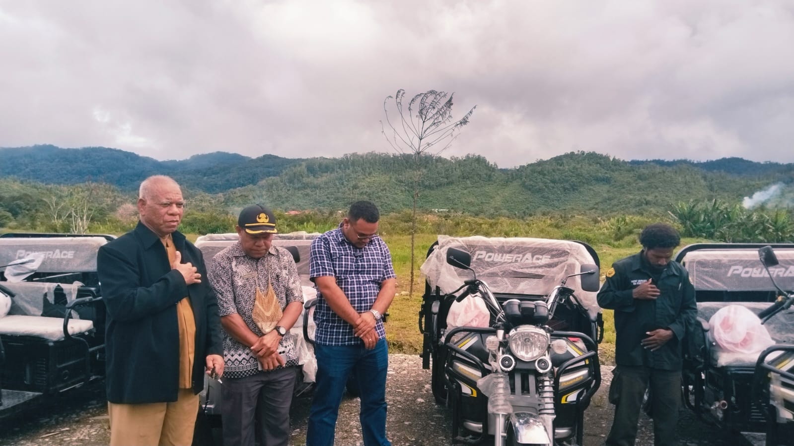 Anggota Komisi XII DPR RI Arif Riyanto Uopdna, ST, menyerahkan secara simbolis bantuan peralatan pengelolaan sampah, delapan unit motor roda tiga, dan alat pertanian kepada perwakilan masyarakat di Oksibil sebagai wujud dukungan terhadap lingkungan bersih dan pertanian berkelanjutan.