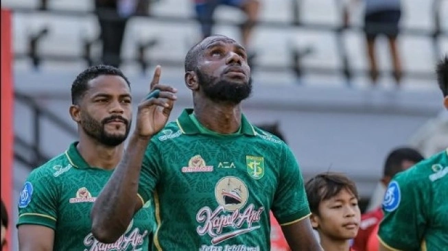 Yohanes Kandaimu ketika masih memperkuat Persebaya Surabaya. Foto: Istimewa