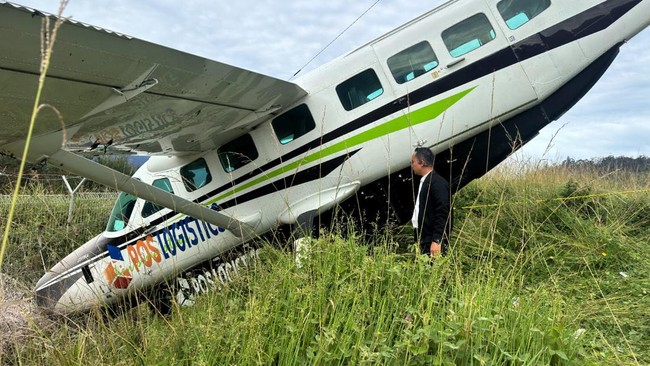 Pesawat Cessna PK-SNR milik PT Smart Air Aviation rute Tanah Merah-Danawage/Koroway Batu dilaporkan ditembak di Bandara Koroway Batu, Kabupaten Boven Digoel. (SinPo.id/Polda Papua)