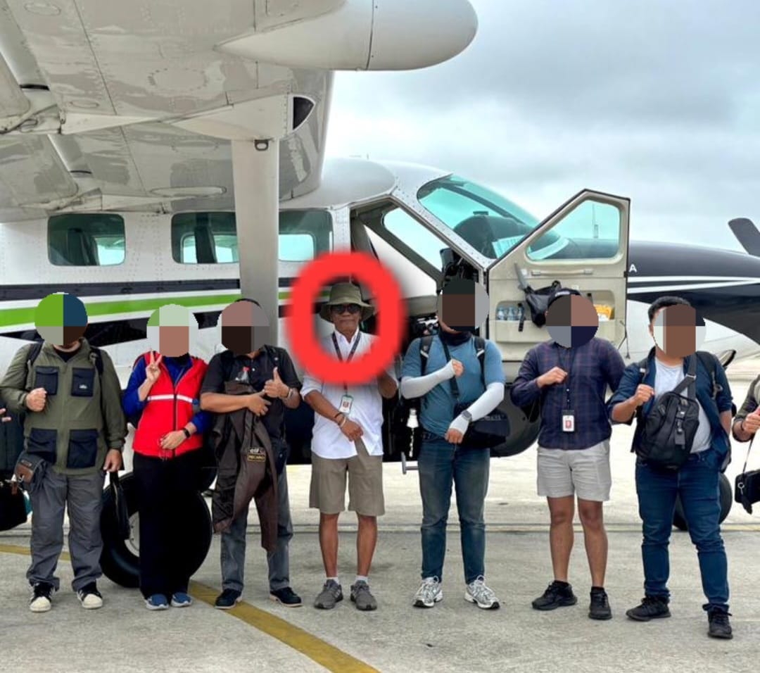 Kapten Egon Erawan, pilot senior maskapai Smart Cakrawala Aviation (Smart Air) sempat foto bersama sebelum lepas landas dari bandara Tanah Merah menuju bandara Koroway Batu, Rabu (11/2/2026).  Foto: Istimewa.
