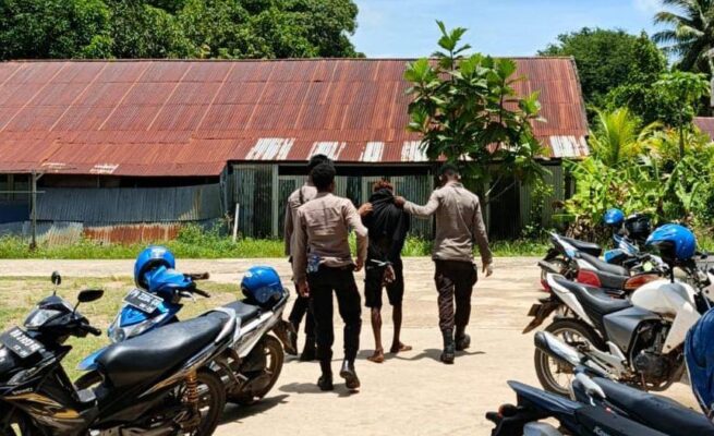 Salah seorang warga yang diduga terpengaruh minuman keras diamanakan pihak kepolisian Merauke dari salah satu mess Lanud J.A.Dimara Meruke. Foto: Istimewa