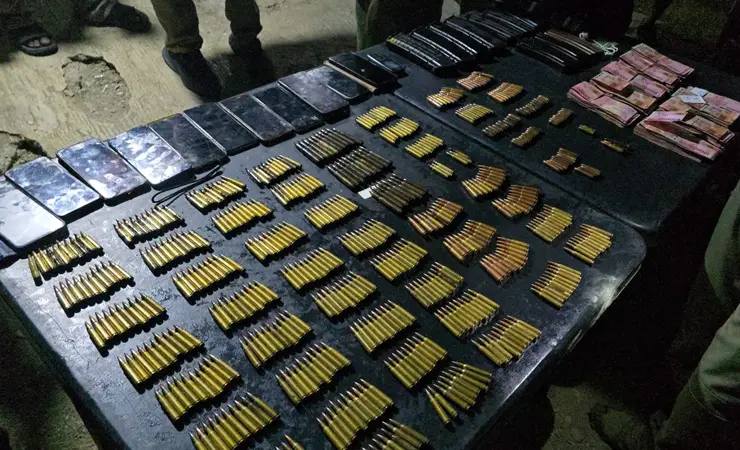 Barang bukti berupa 561 butir amunisi berbagai kaliber, 10 magazen, 12 unit telepon genggam, lima HT, serta uang tunai Rp79,9 juta yang diamankan aparat gabungan dari markas KKB usai kontak tembak di Nabire, Papua Tengah.
