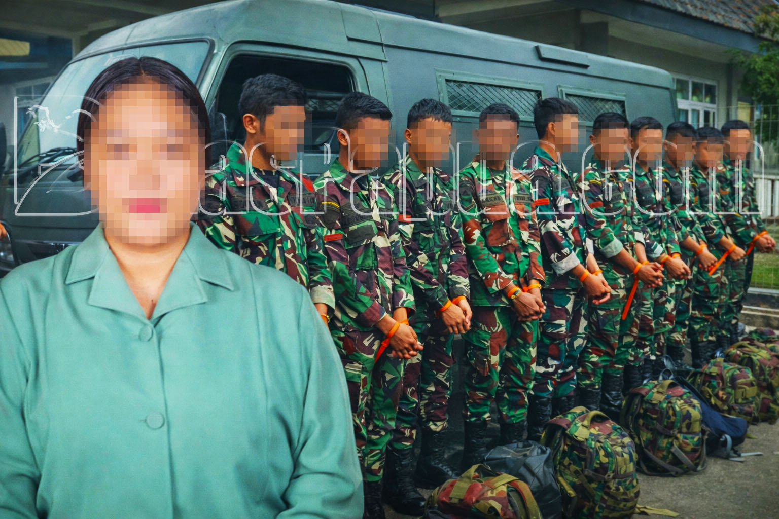 Istri prajurit berinisial FSN bersama sejumlah oknum anggota TNI yang diduga terlibat dalam kasus dugaan perzinahan di lingkungan Yonif 756/WMS. (dok. Ilustrasi)