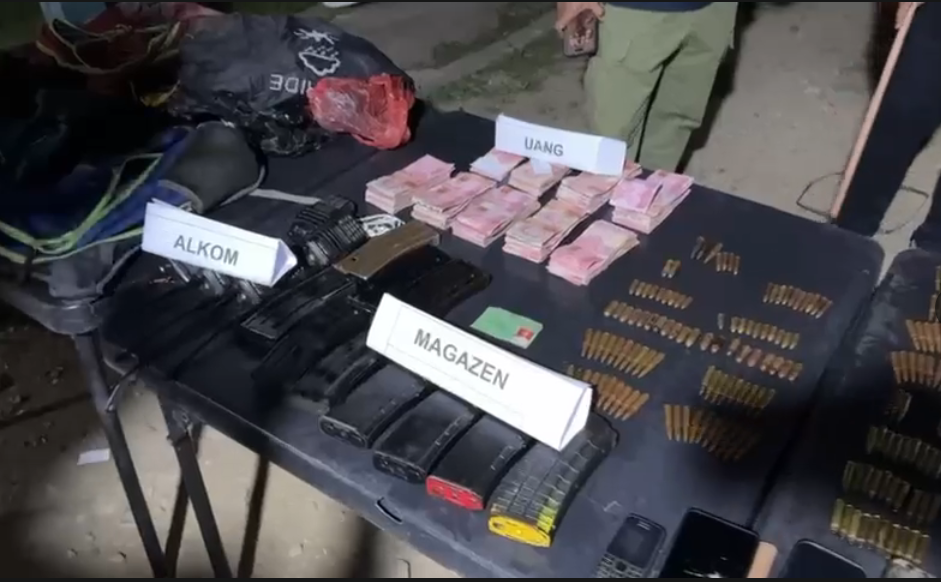 Barang bukti berupa 561 butir amunisi berbagai kaliber, 10 magazen, 12 unit telepon genggam, lima HT, serta uang tunai Rp79,9 juta yang diamankan aparat gabungan dari markas KKB usai kontak tembak di Nabire, Papua Tengah.