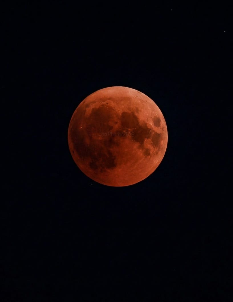 Gerhana Bulan Total hari ini, Selasa 3 Maret 2026 (Blood Moon) tampak terlihat di langit Merauke, Papua Selatan. Foto: Jho Papsel