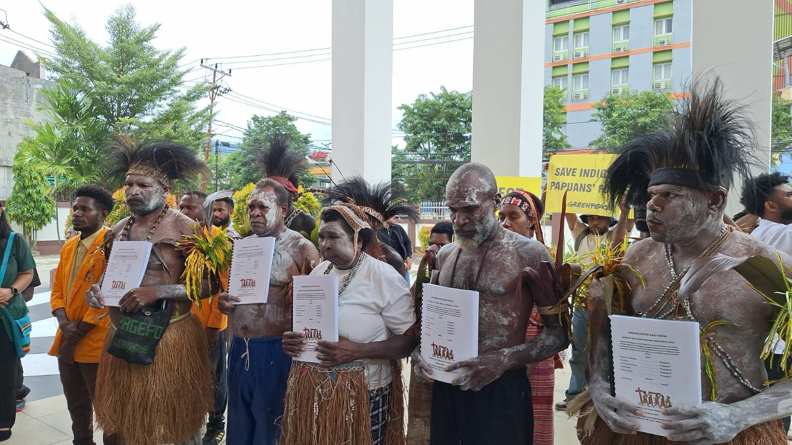 Lima perwakilan Masyarakat Adat Malind resmi mengajukan gugatan terhadap izin kelayakan lingkungan hidup proyek pembangunan jalan akses sepanjang 135 kilometer di Kabupaten Merauke, Papua Selatan ke PTUN Jayapura. Foto: Istimewa.
