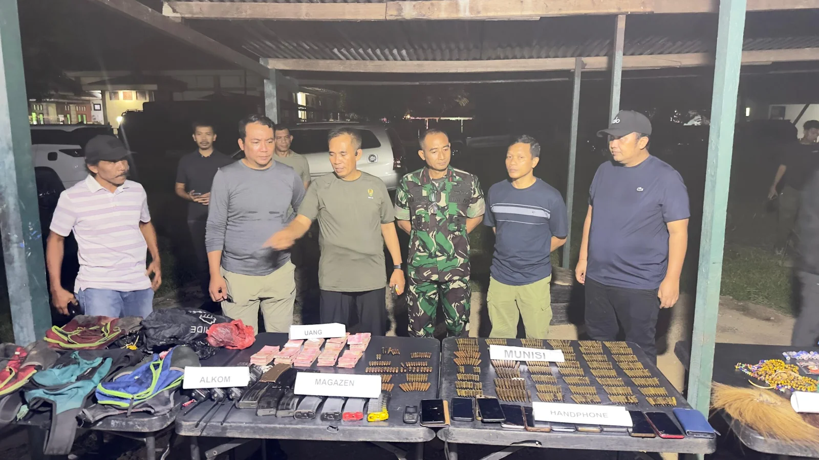 Barang bukti berupa 561 butir amunisi berbagai kaliber, 10 magazen, 12 unit telepon genggam, lima HT, serta uang tunai Rp79,9 juta yang diamankan aparat gabungan dari markas KKB usai kontak tembak di Nabire, Papua Tengah.