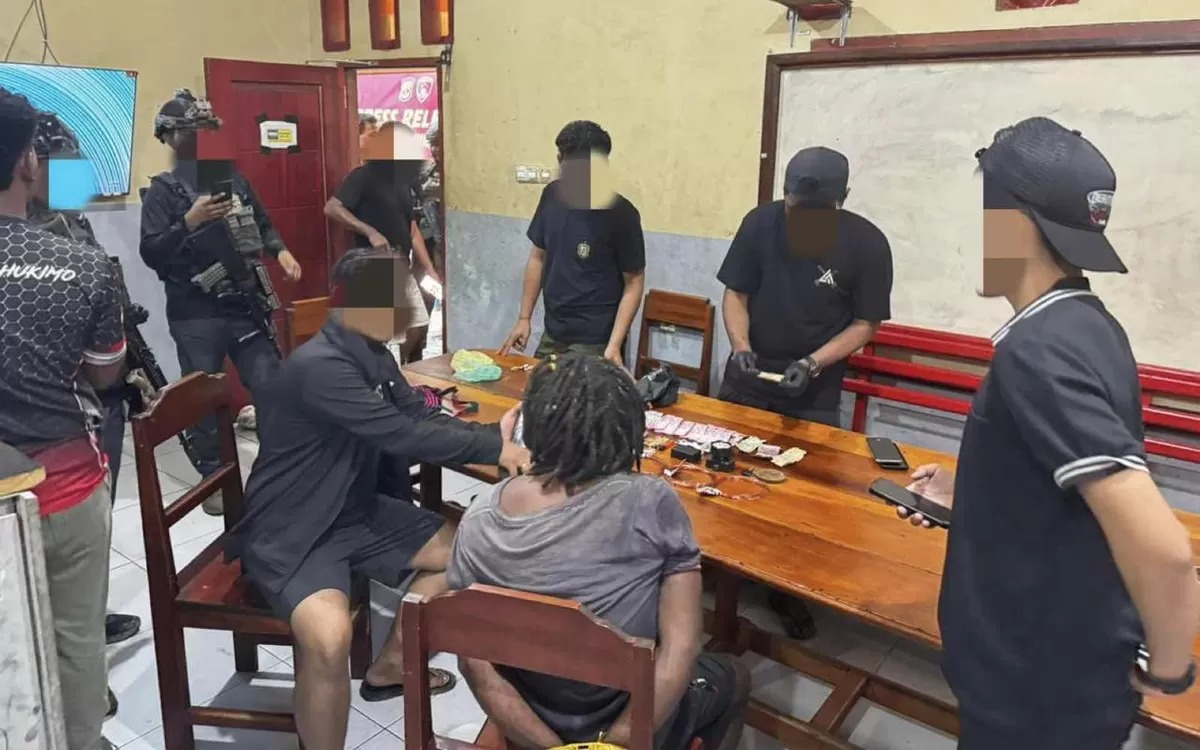 Satuan Tugas Operasi Damai Cartenz 2026 berhasil menangkap seorang anggota kelompok kriminal bersenjata (KKB) bernama Philip Kobak alias Nenak Kobak, yang diketahui menjabat sebagai Komandan Kompi Kimbusa Kodap XVI Yahukimo. Foto: Istimewa.