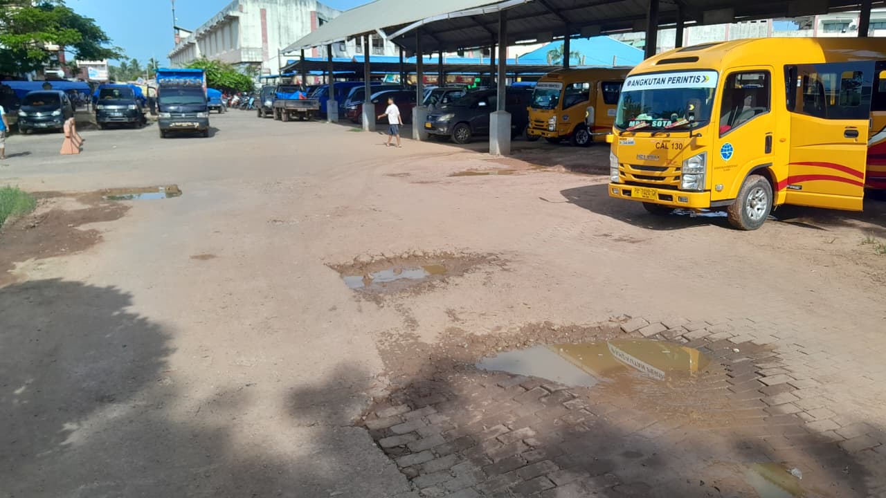 Sejumlah lubang besar menganga di areal terminal Pasar Wamanggu. Foto: Bataspapua.com
