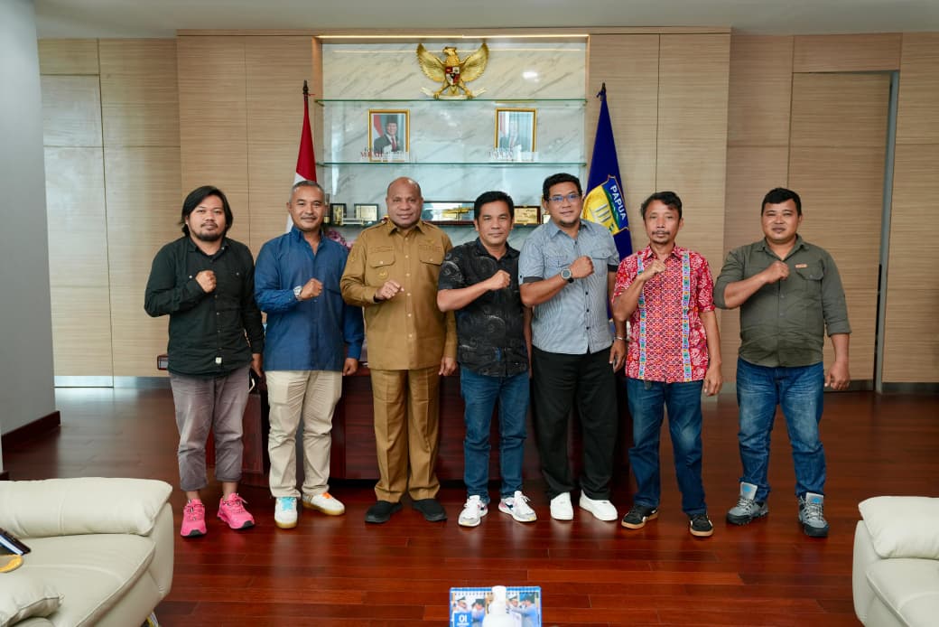Gubernur Papua, Matius Fahiri pose bersama personel group musik NDX A.KA di Jayapura. Foto:Istimewa