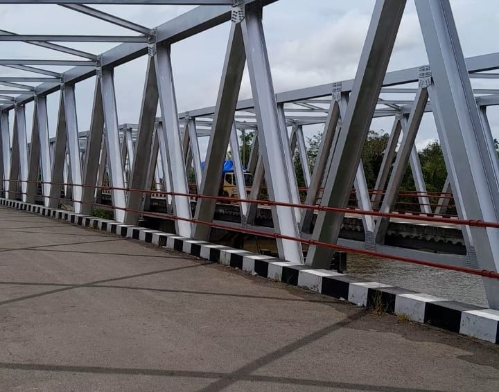 Jembatan Hewu yang terletak di Kampung Salor, Distrik Kurik, Kabupaten Merauke, Papua Selatan. Foto: Bataspapua.com.