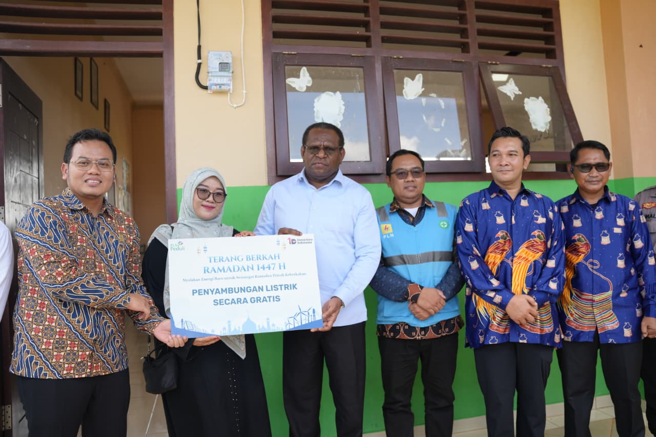 Bupati Merauke Yoseph Bladib Gebze, Manager PLN UP3 Merauke Heri Sutikno menyalurkan sambungan listrik gratis kepada penerima manfaat di Merauke, Papua Selatan. Foto: Istimewa.