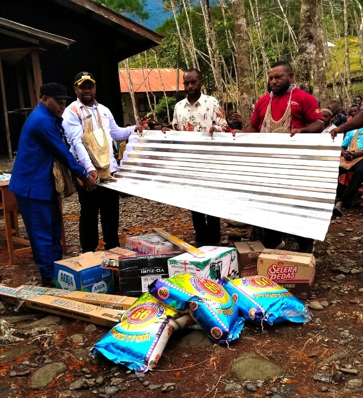 Wakil Bupati Kabupaten Pegunungan Bintang (Pegubin), Arnold Nam, S.AP, melakukan kunjungan kerja ke lokasi pembangunan Sekolah Alkitab Immanuel Borme yang berada di Distrik Borme, Wilayah V, Klasis Borme, Gereja Injili Indonesia (GIDI). Foto: Istimewa.