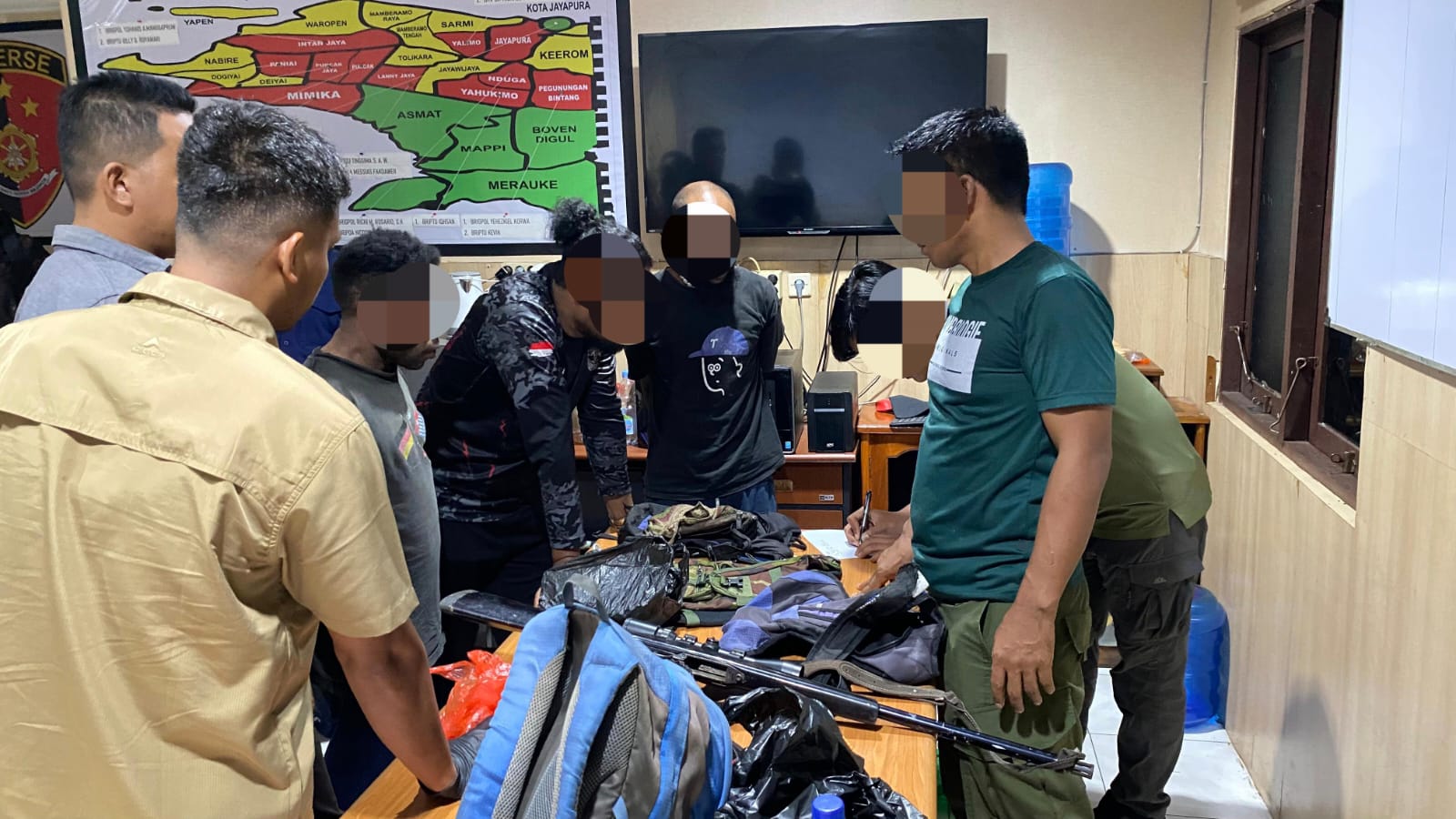 Satgas Damai Cartenz 2026 bongkar jaringan pemasok senjata untuk KKB di Yalimo dan Yahukimo. Lima tersangka diamankan bersama ratusan amunisi. (Dok. Satgas Damai Cartenz).
