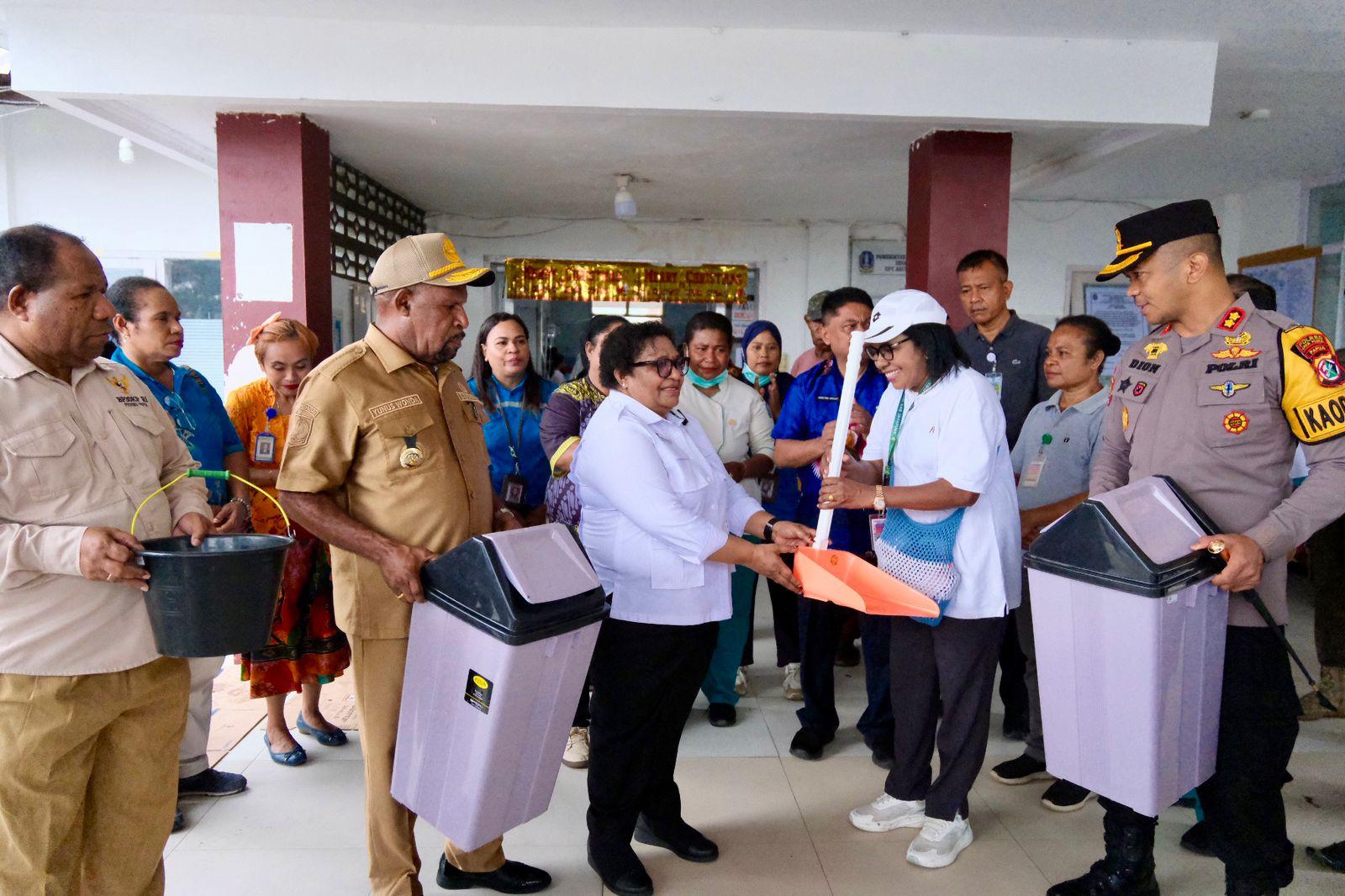 Dalam kesempatan itu, Wamendagri juga menyerahkan sejumlah bantuan berupa kursi untuk para pendamping pasien serta bantal bagi pasien guna meningkatkan kenyamanan selama menjalani perawatan.
