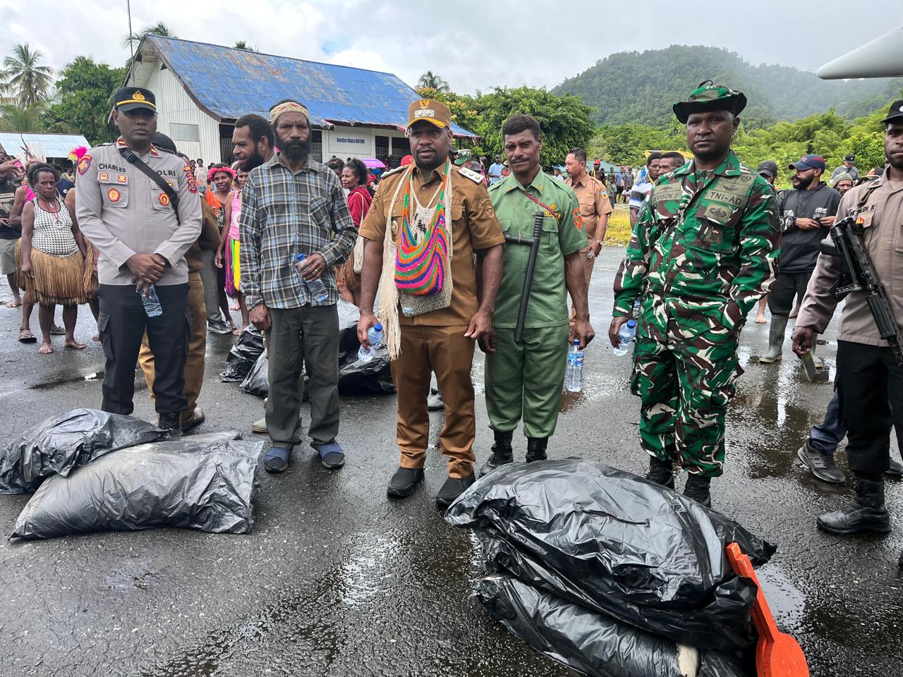 Penyerahan bantuan oleh Wakil Bupati Pegunungan Bintang, Arnold Nam, S.AP. Foto: Istimewa