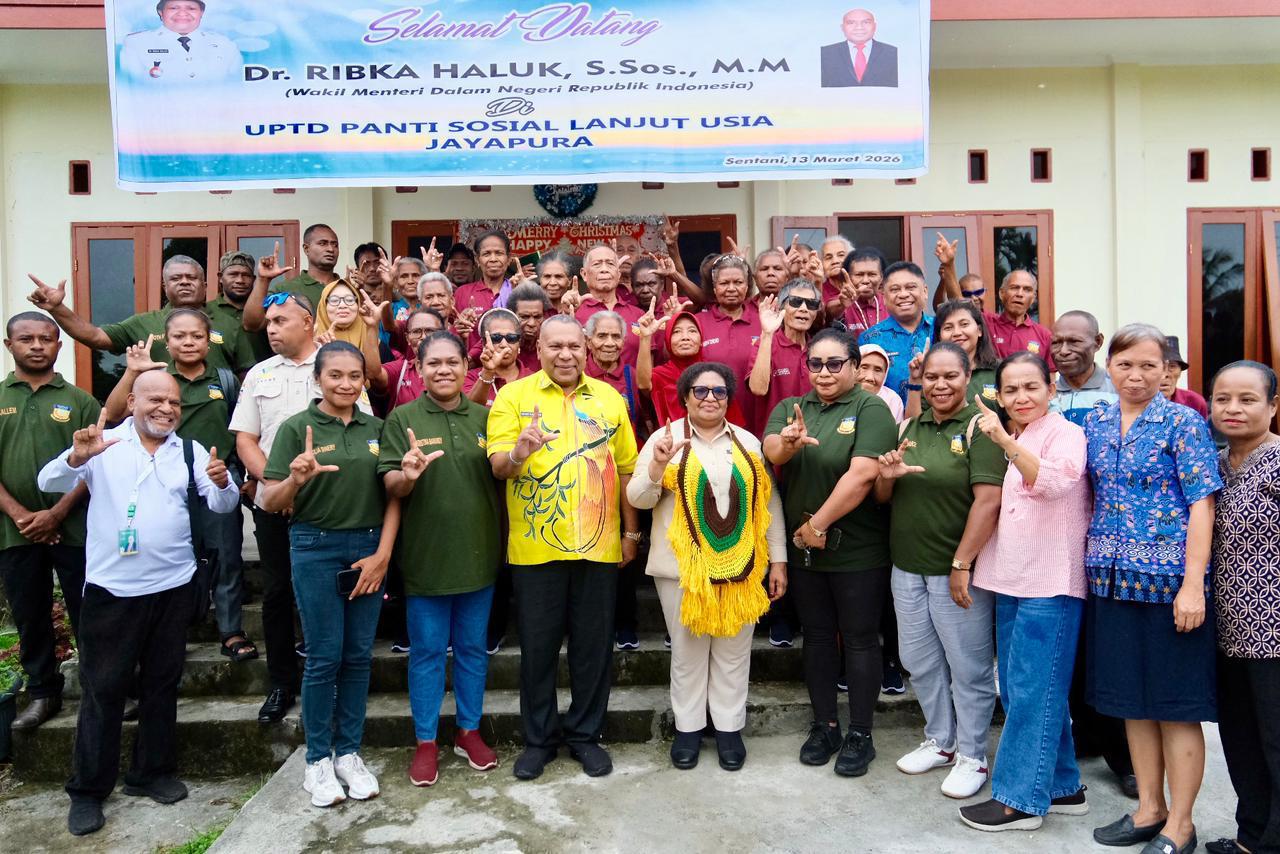 Wakil Menteri Dalam Negeri (Wamendagri) Ribka Haluk melakukan kunjungan kerja ke UPTD Panti Sosial Lanjut Usia Jayapura atau Rumah Panti Jompo Tresna Wedha di Pos 7 Sentani, Kabupaten Jayapura, Jumat (13/3/2026).