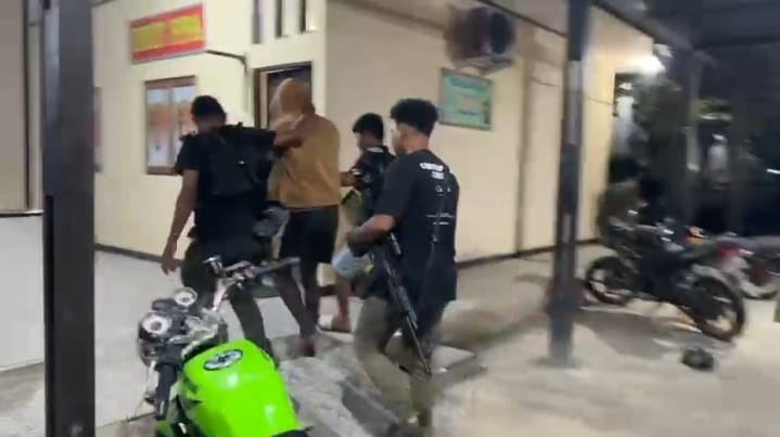 Lima orang pemasok logistik dan amunisi KKB pimpinan Aibon Kogoya ditangkap Satgas Damai Cartens 2026 di Nabire. Foto: Tangkapan Layar