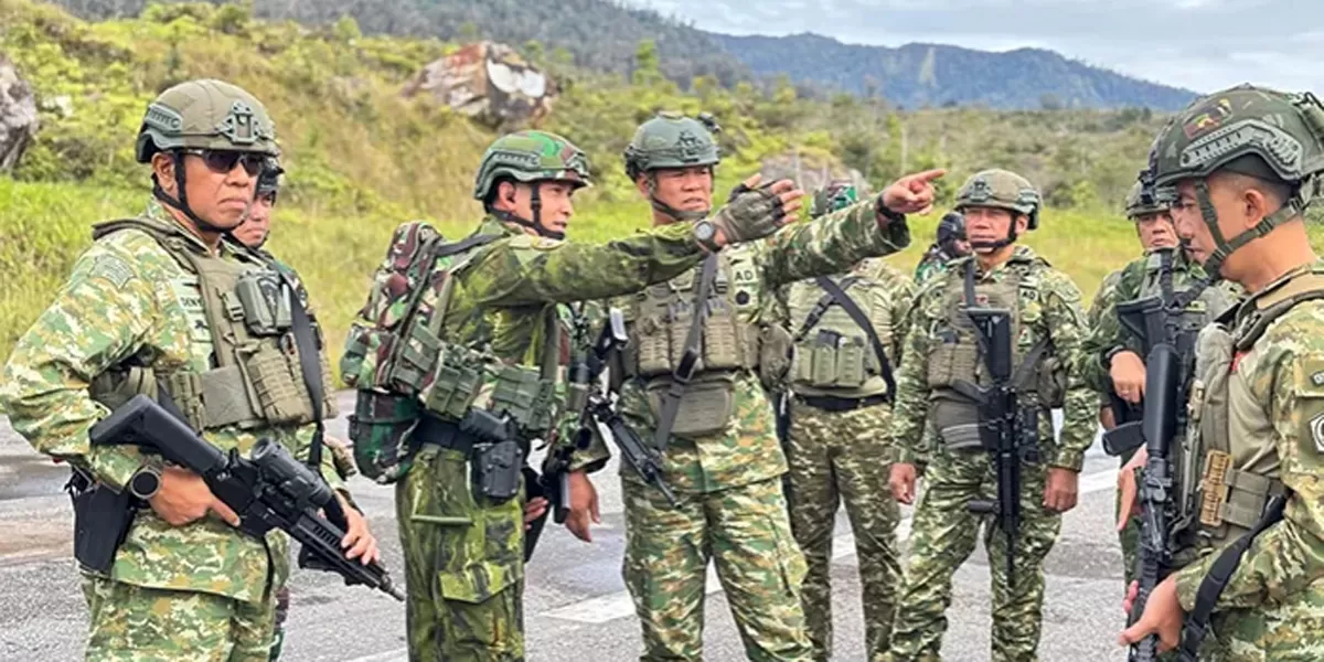 Pangkorpasgat Marsdya TNI Deny Muis mengecek kesiapan Satgas Korpasgat di dua wilayah Papua Tengah. (Dok. Dispenau)