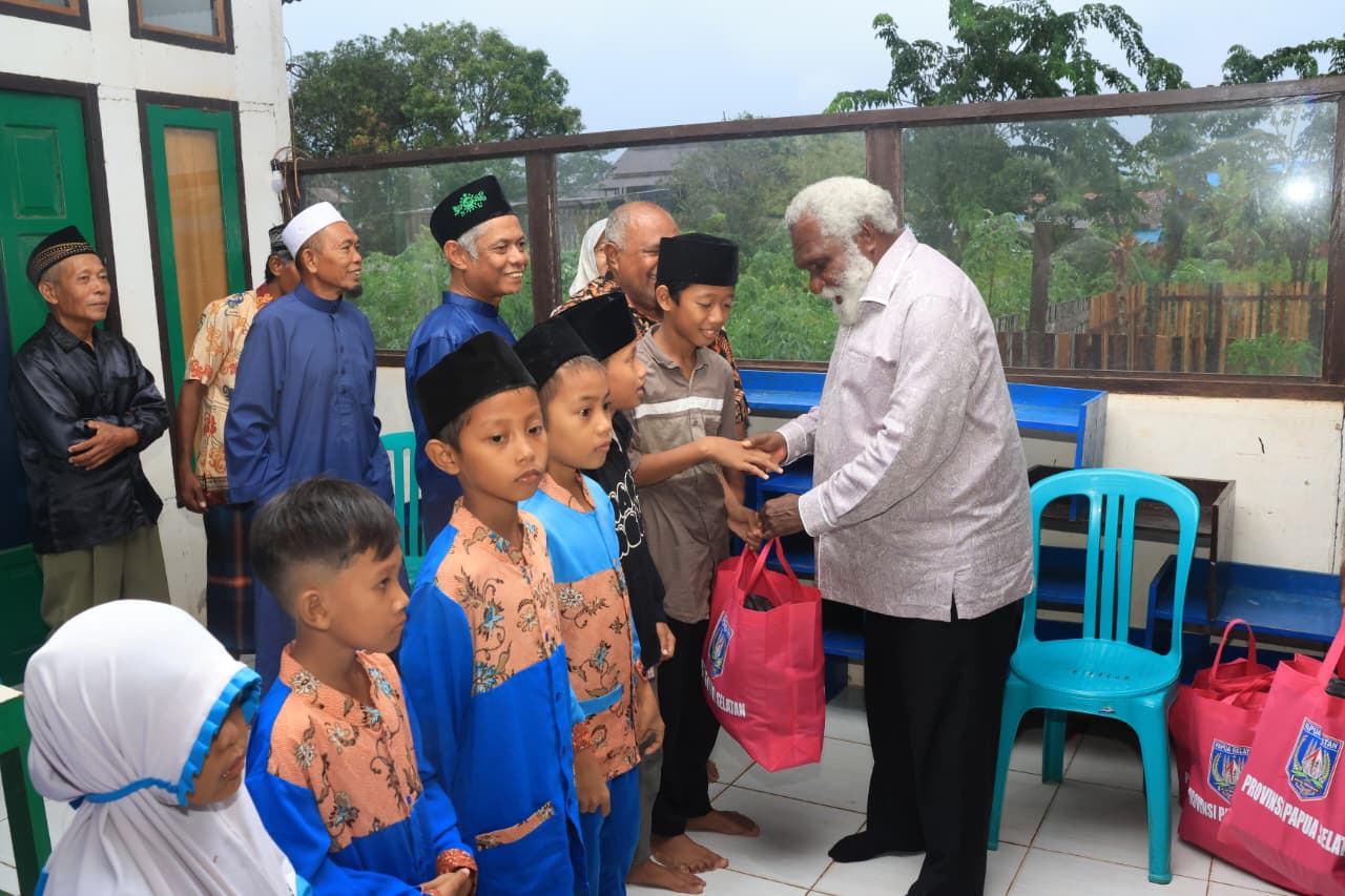Wagub Paskalis Imadawa melakukan safari Ramadahn di Pondok Pesantren Darul Ilayin, Distrik Kurik, Kabupaten Merauke, Provinsi Papua Selatan, Jumat (13/3/2026). Foto: Istimewa