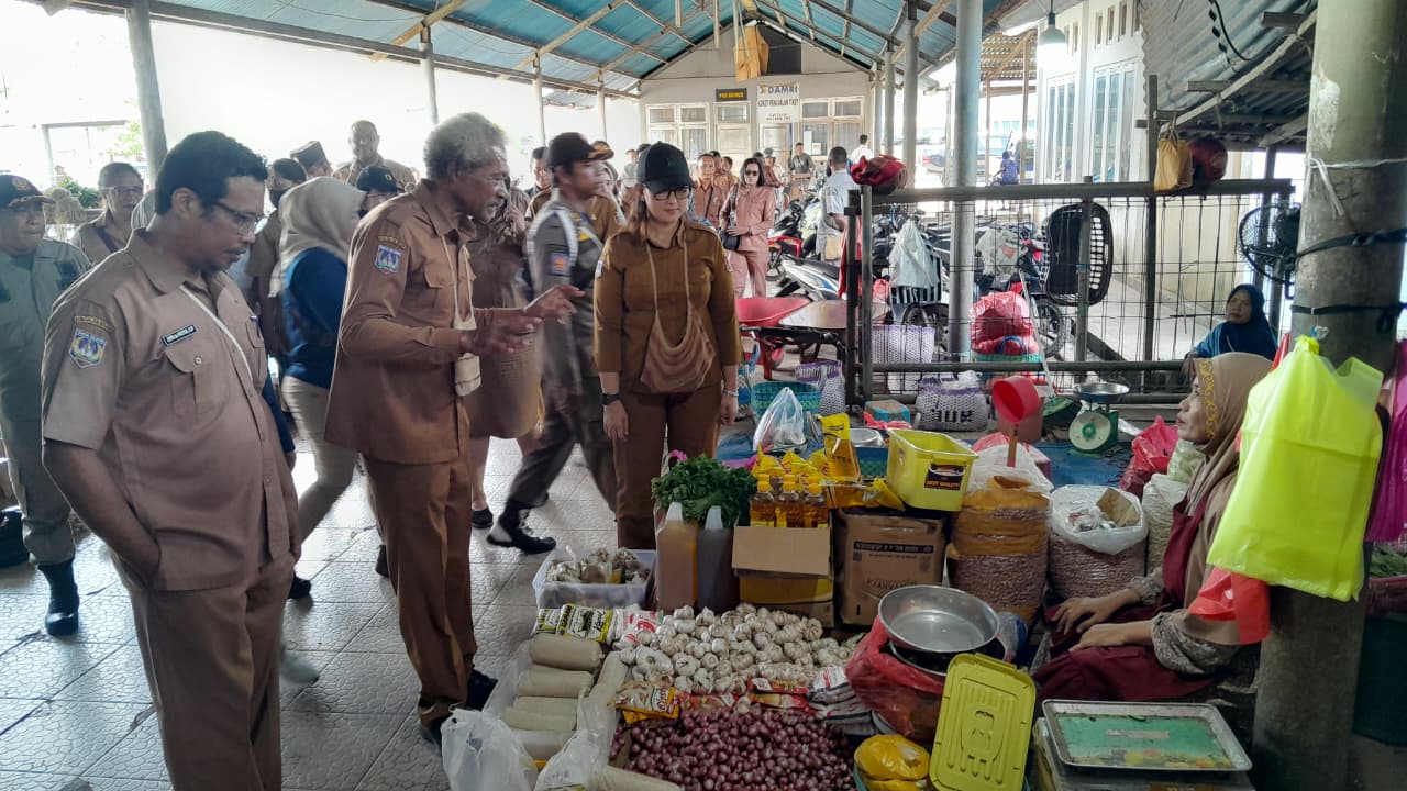 Tim Pengendali Inflasi Daerah (TPID) Kabupaten Merauke melakukan peninjauan langsung harga bahan pangan di Pasar Wamanggu, Kabupaten Merauke, Papua Selatan, Selasa (10/3/2026).