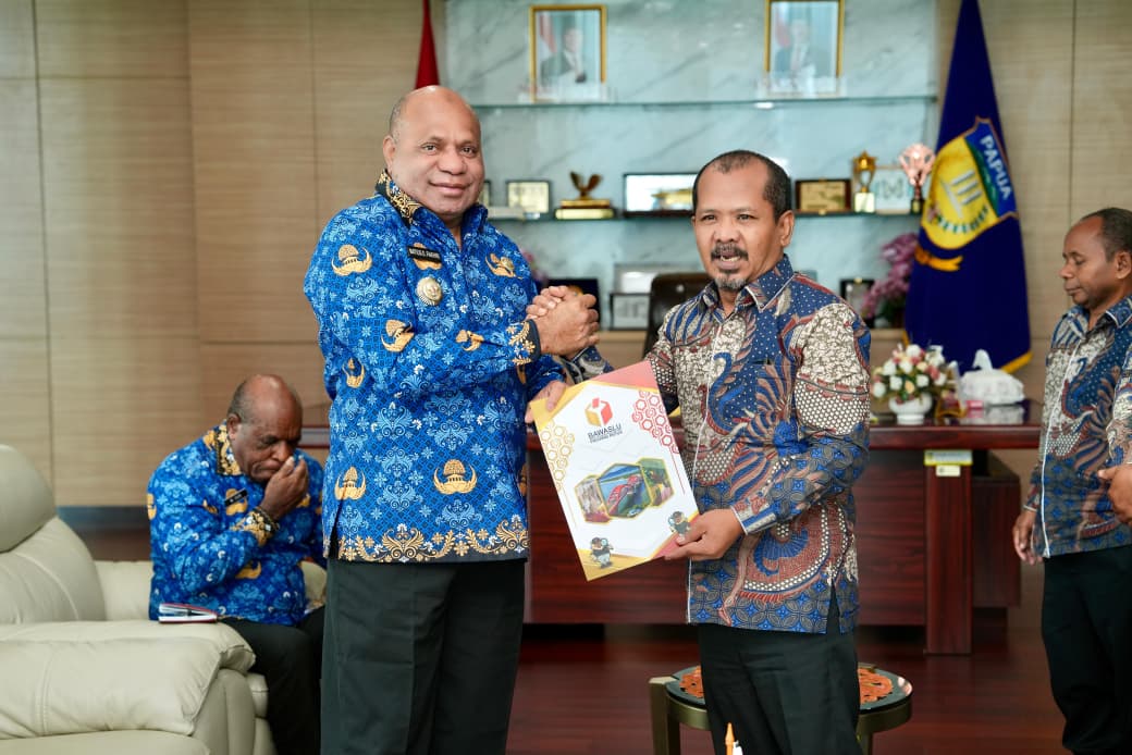 adan Pengawas Pemilihan Umum (Bawaslu) Provinsi Papua menyerahkan laporan pertanggungjawaban penggunaan dana hibah Pemungutan Suara Ulang (PSU) Tahun 2025 kepada Gubernur Papua, Matius D. Fakhiri, dalam pertemuan yang berlangsung di ruang kerja gubernur, Kamis (12/3/2026). Foto: Istimewa